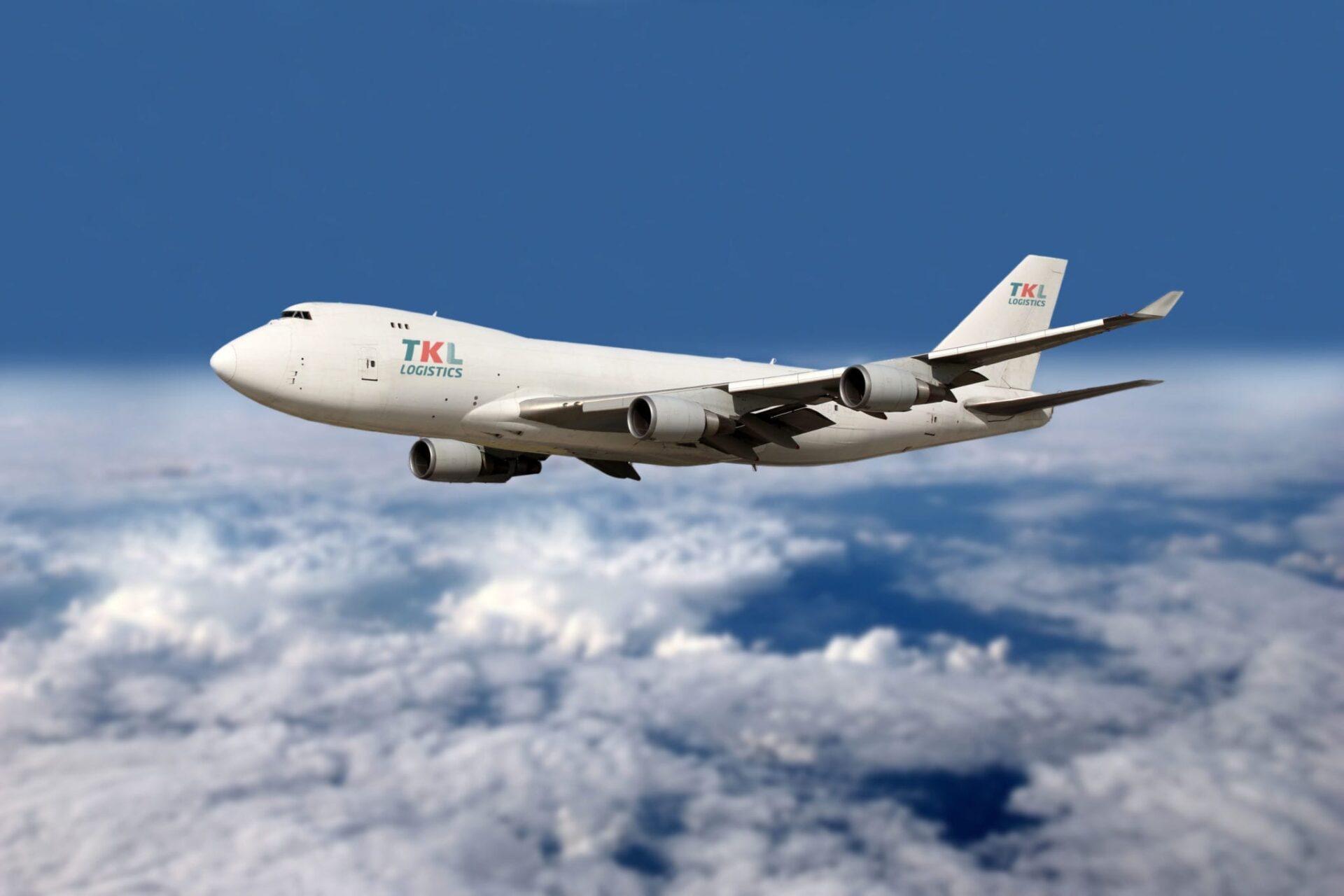 Flygfrakt, ett flygplan över molnen