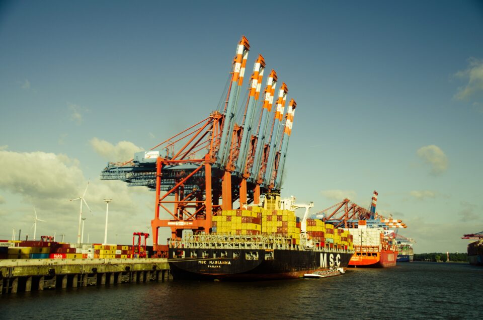 Hamn i Hamburg för att lasta båtar