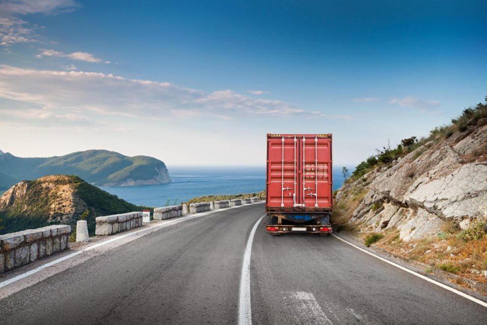 Lastbilstransport kör längs med kustremsa