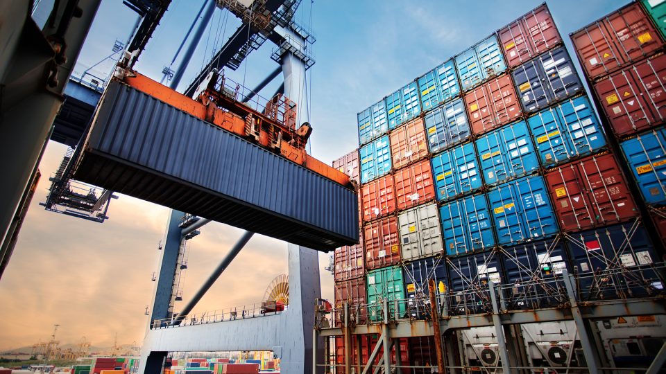 Container lastas på höjden.
