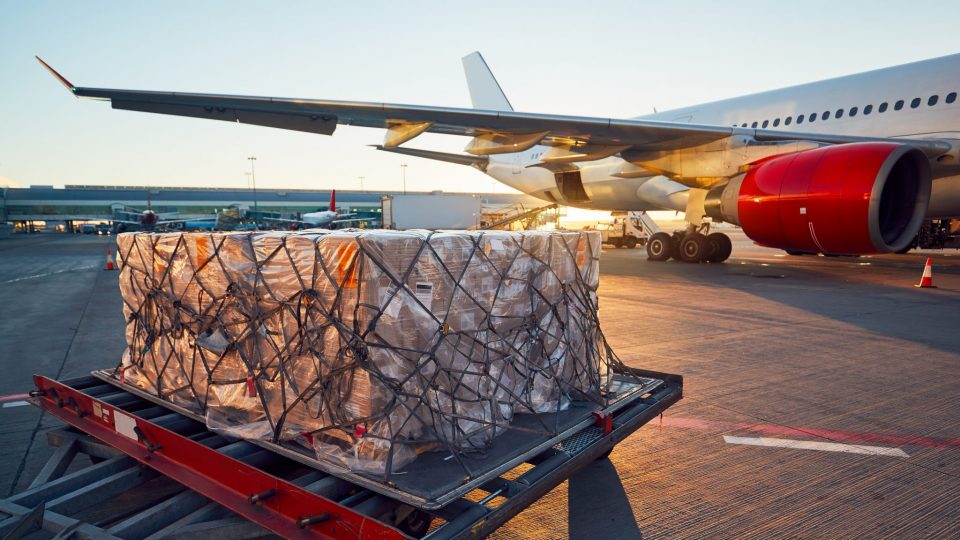Flygplan ska lastas för flygtransport.