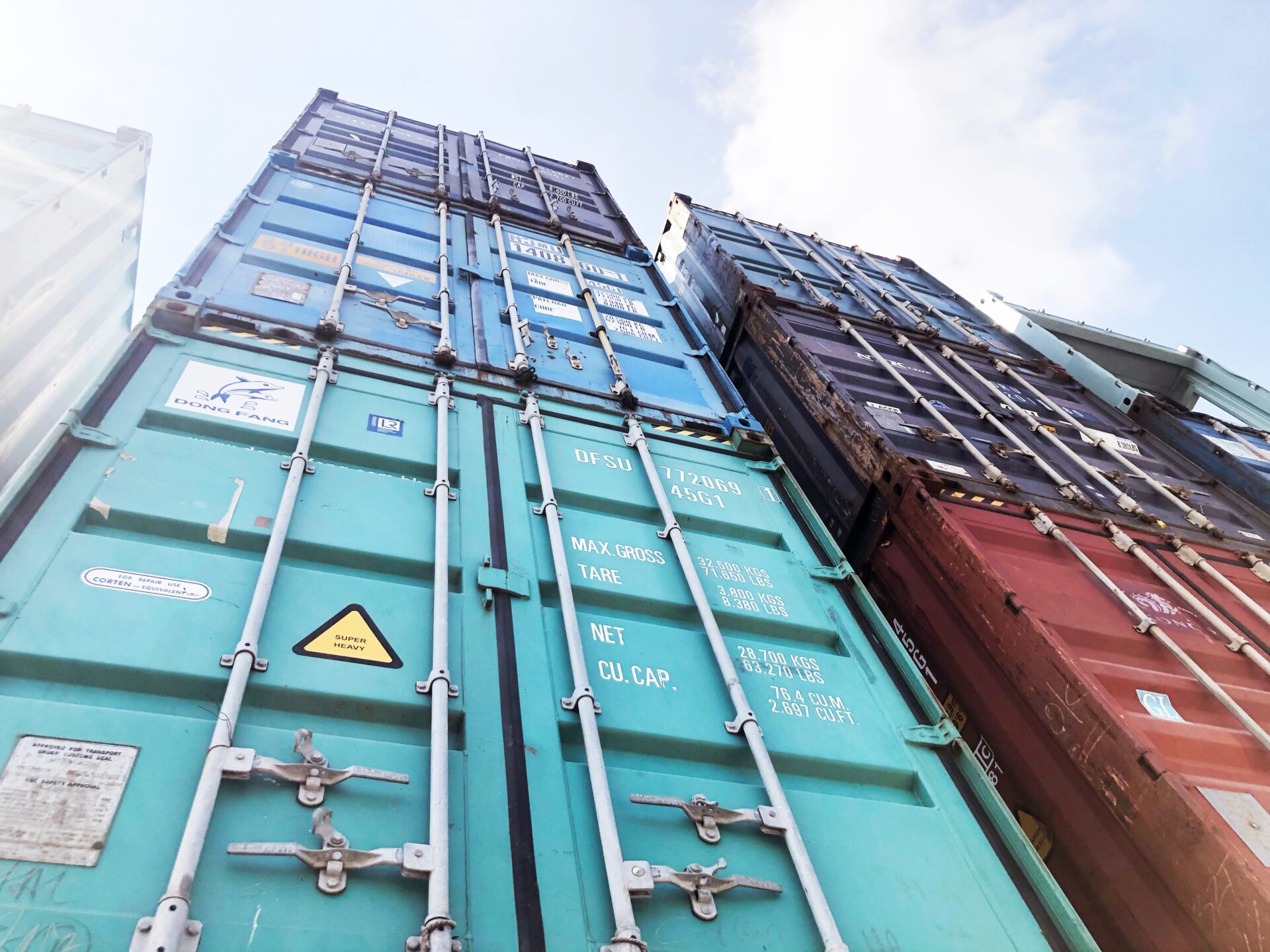 TKL Logistics Containers i olika färger