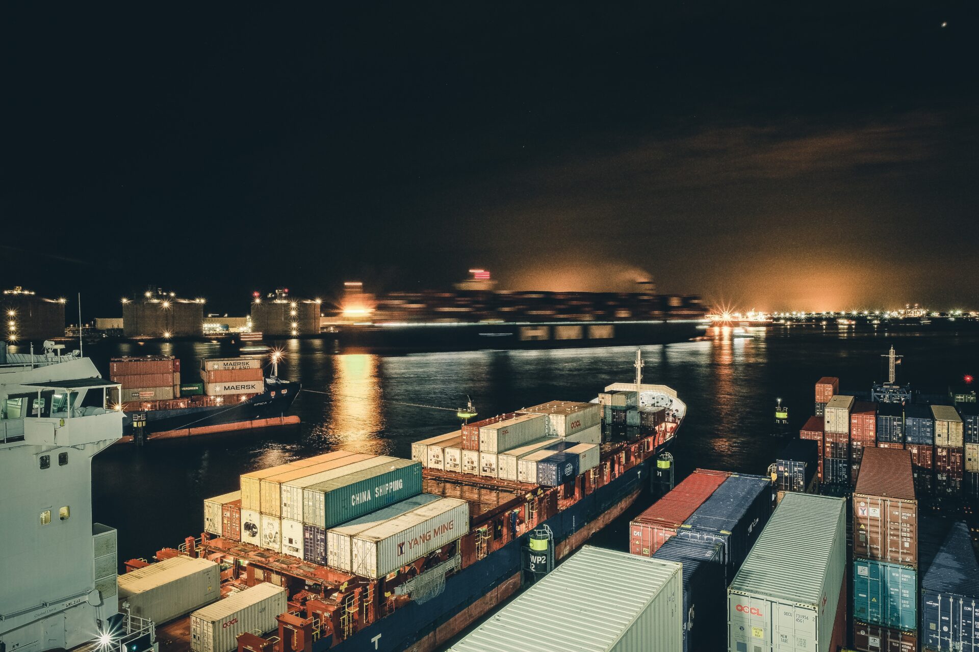 Godsfartyg som lastas med containrar i en hamn, med hjälp av sjöfrakt transporteras det vidare ut i världen