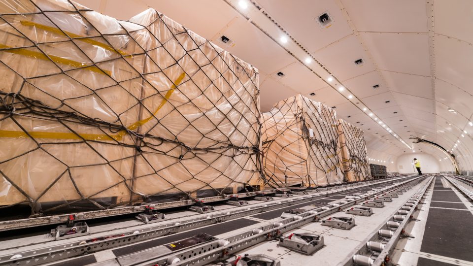 Flygtransport med last.