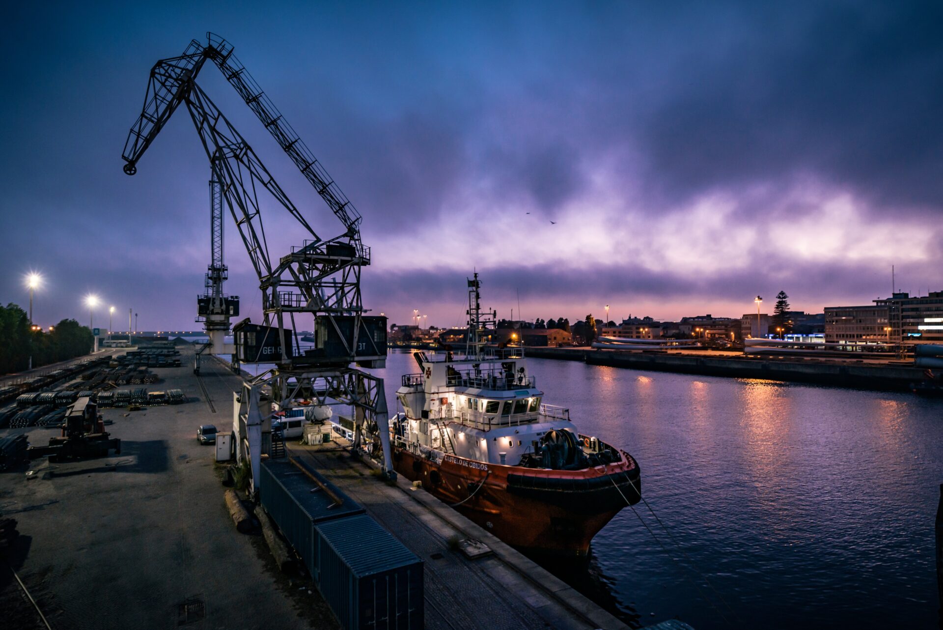 Hamn med mindre båt uppställd